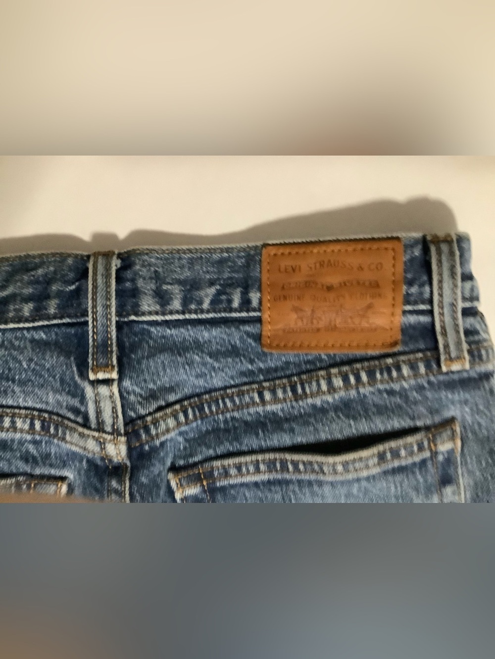 Levis Premium Jeans Wedgie Womens Size 25 Button Fly Medium Wash Distressed EUC - Picture 6 of 6